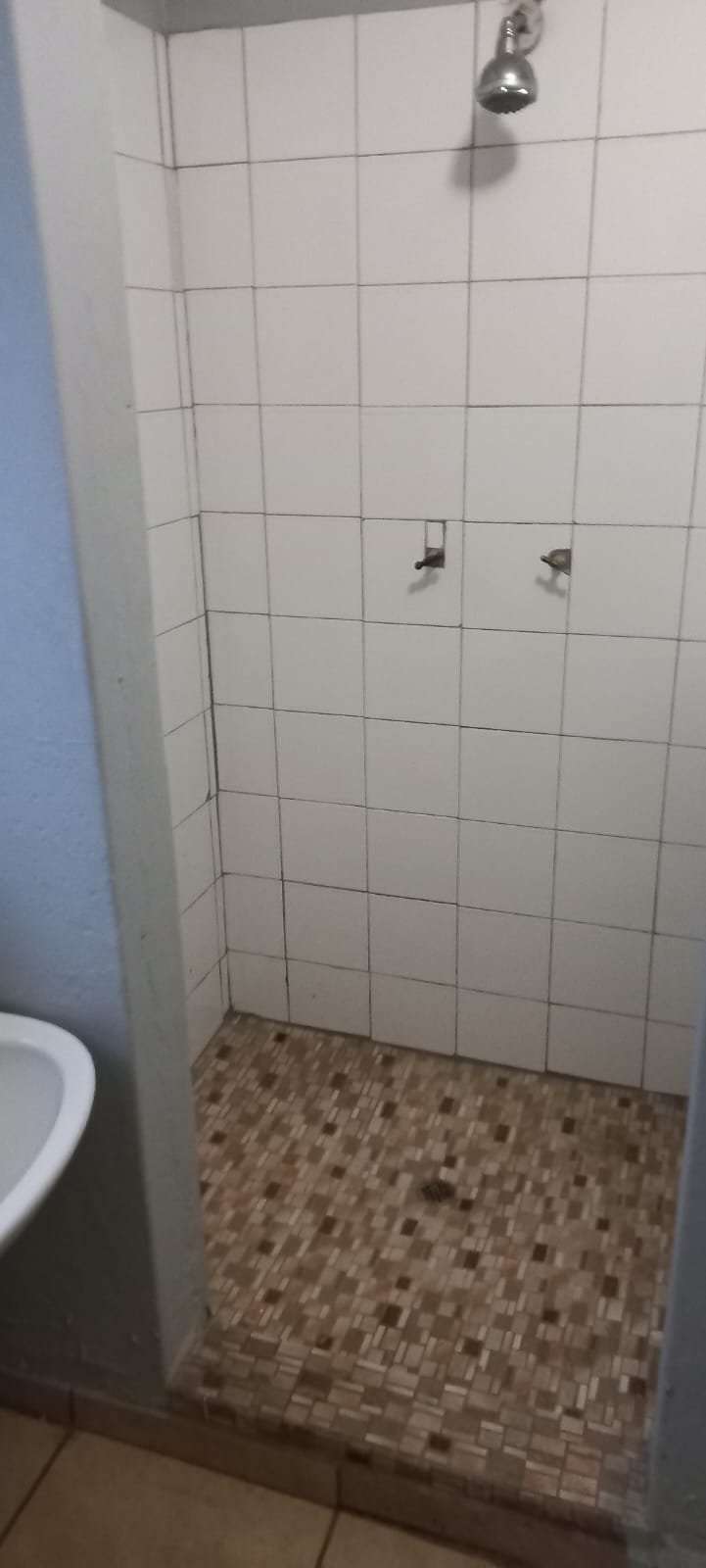 AE4 – 125m² Distribution/Factory Space To Let - image 2