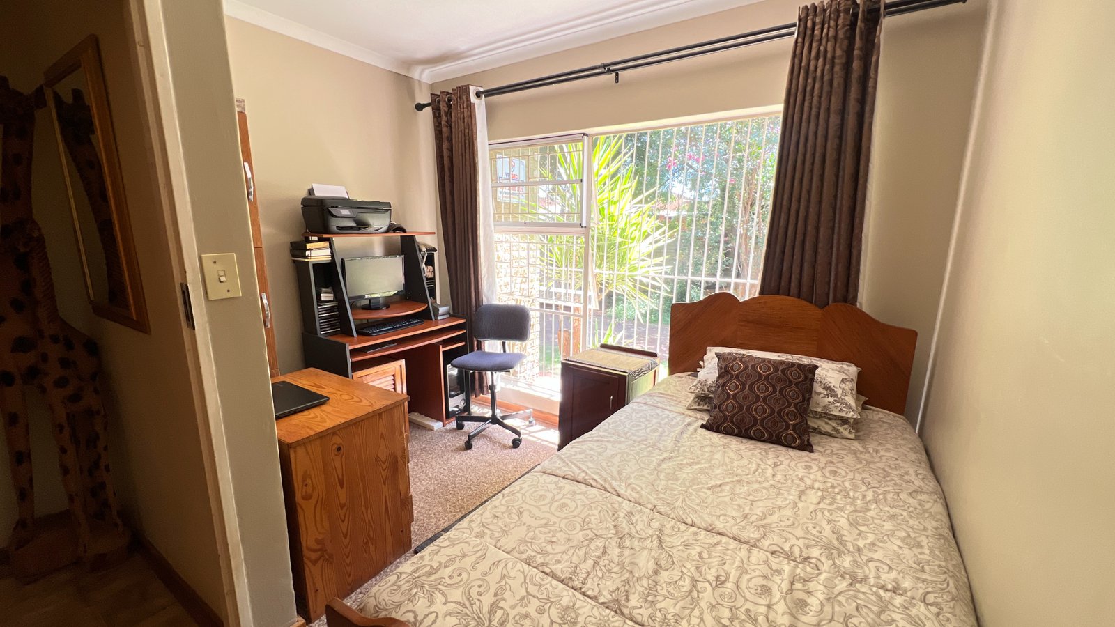 4 Bedroom Family Home for Sale in Langenhovenpark. image 9