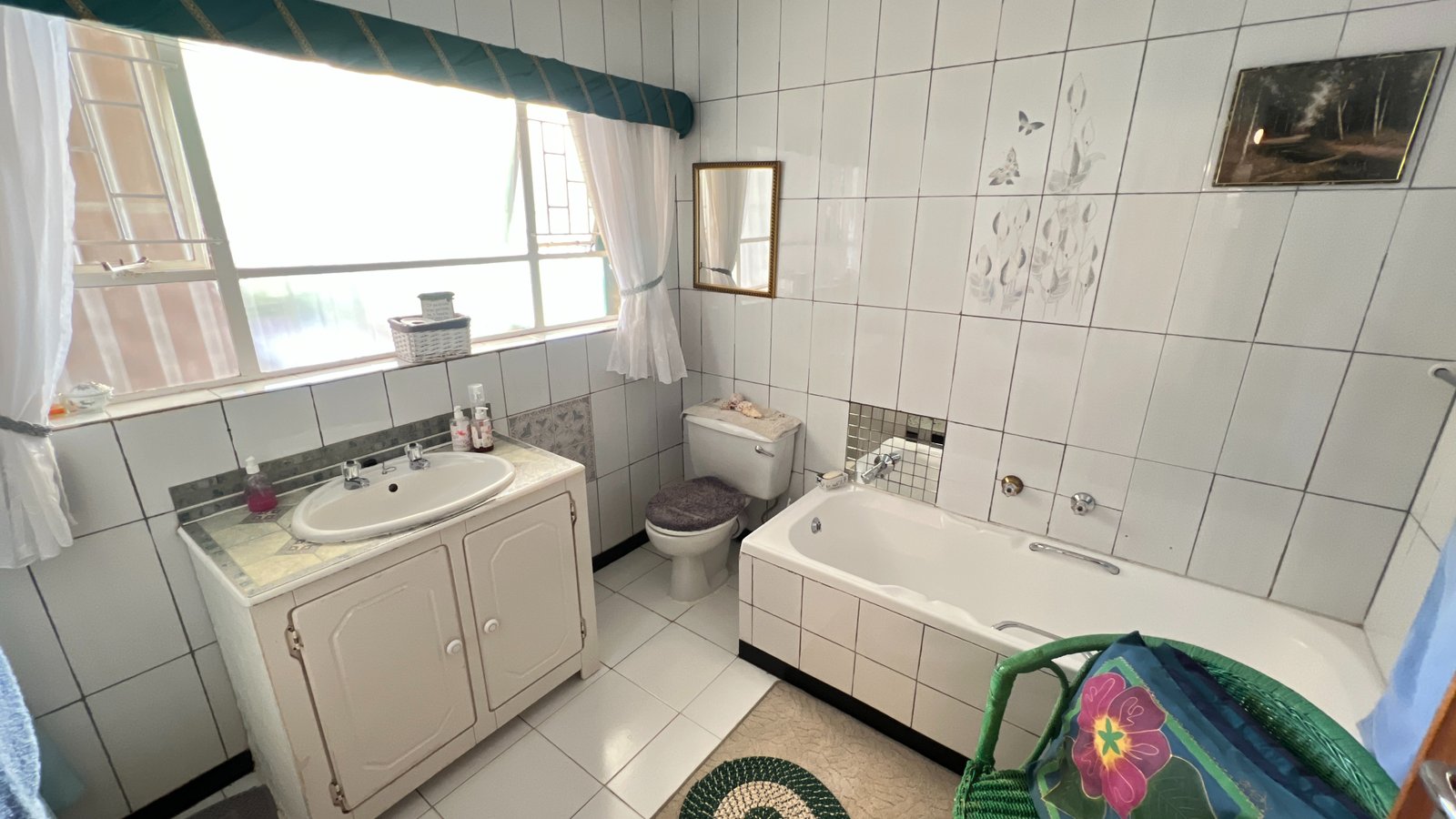 4 Bedroom Family Home for Sale in Langenhovenpark. image 10