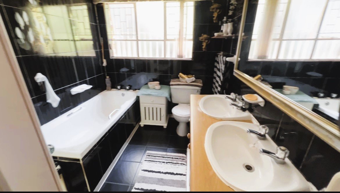 4 Bedroom Family Home for Sale in Langenhovenpark. image 15