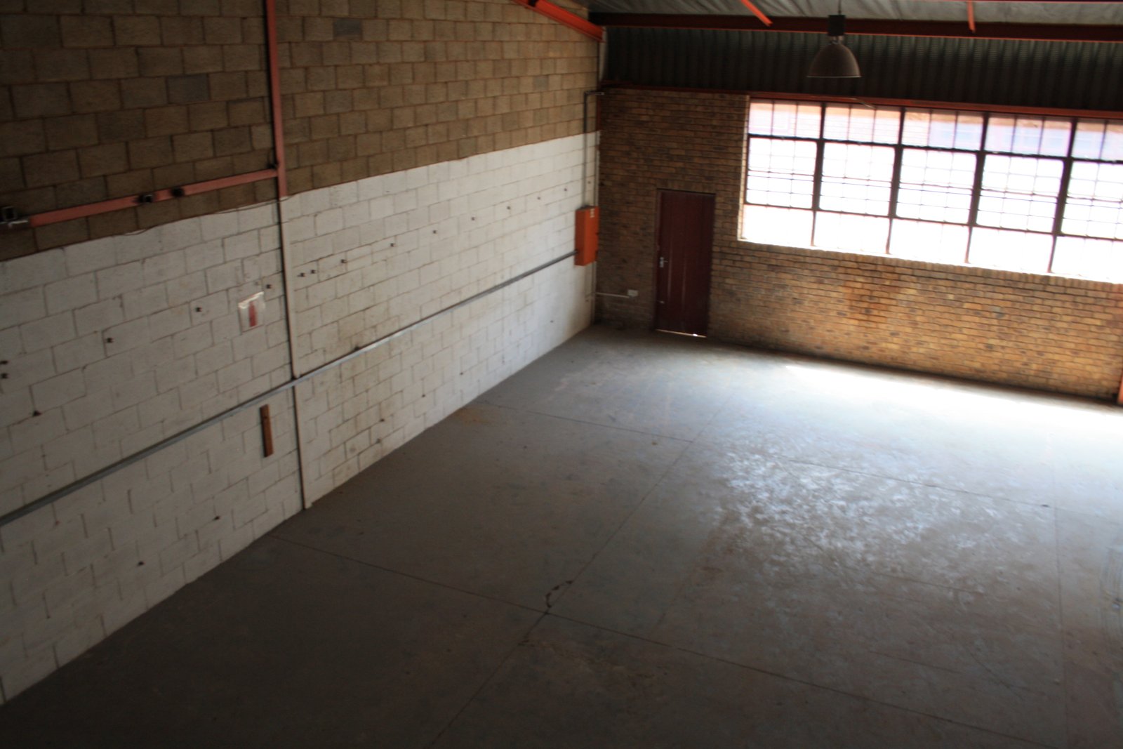 t4 - 295m² Factory, Workshop, Distribution Space to Let image 7