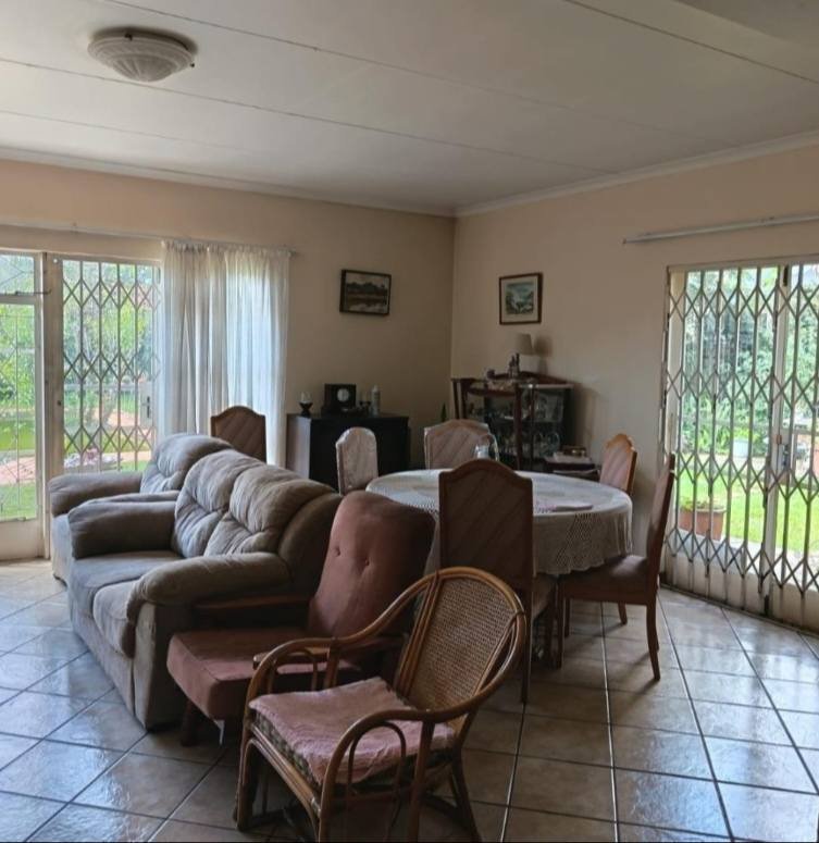 3-Bedroom, 2 Bathroom House for Sale in Greenhills_1 037M2