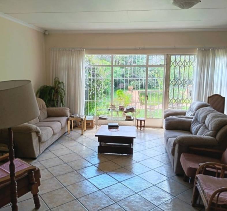 3-Bedroom, 2 Bathroom House for Sale in Greenhills_1 037M2