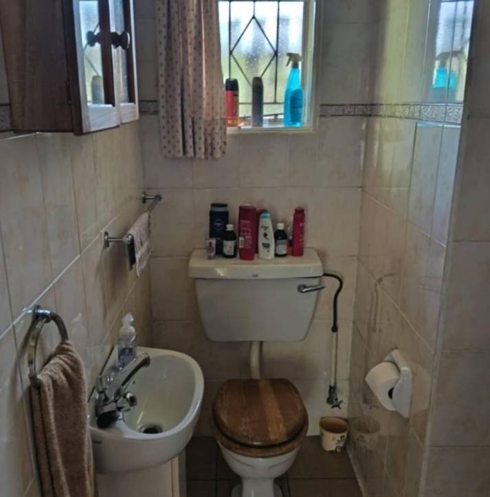 3-Bedroom, 2 Bathroom House for Sale in Greenhills_1 037M2 image 15