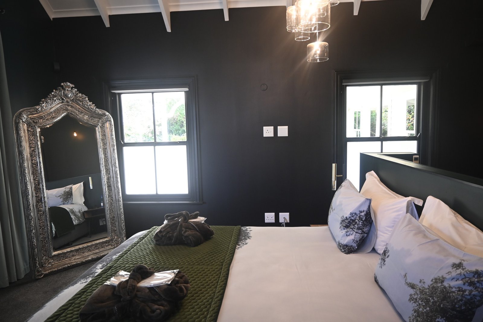 3.1Ha Luxury Smallholding for Sale in Devon Valley, Stellenbosch - Botanical Garden Estate with Guesthouse & Income Cottages image 16