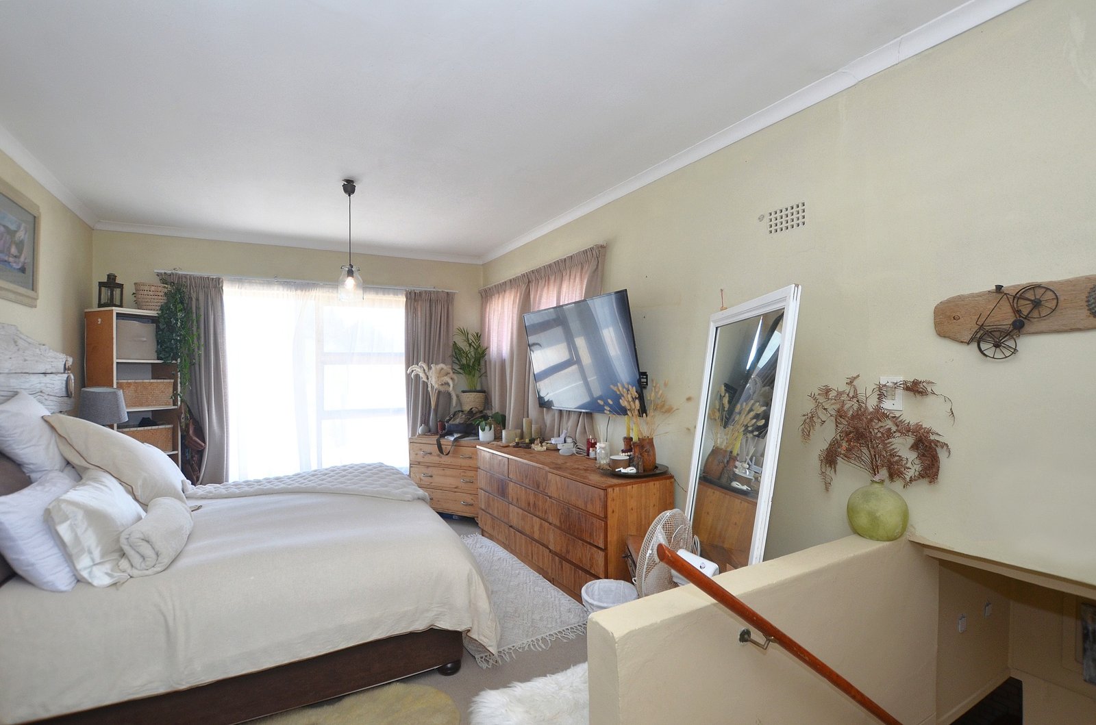 4 Bedroom Coastal Home for Sale in Yzerfontein Old Town - Walk to the Beach & Ocean Views image 12