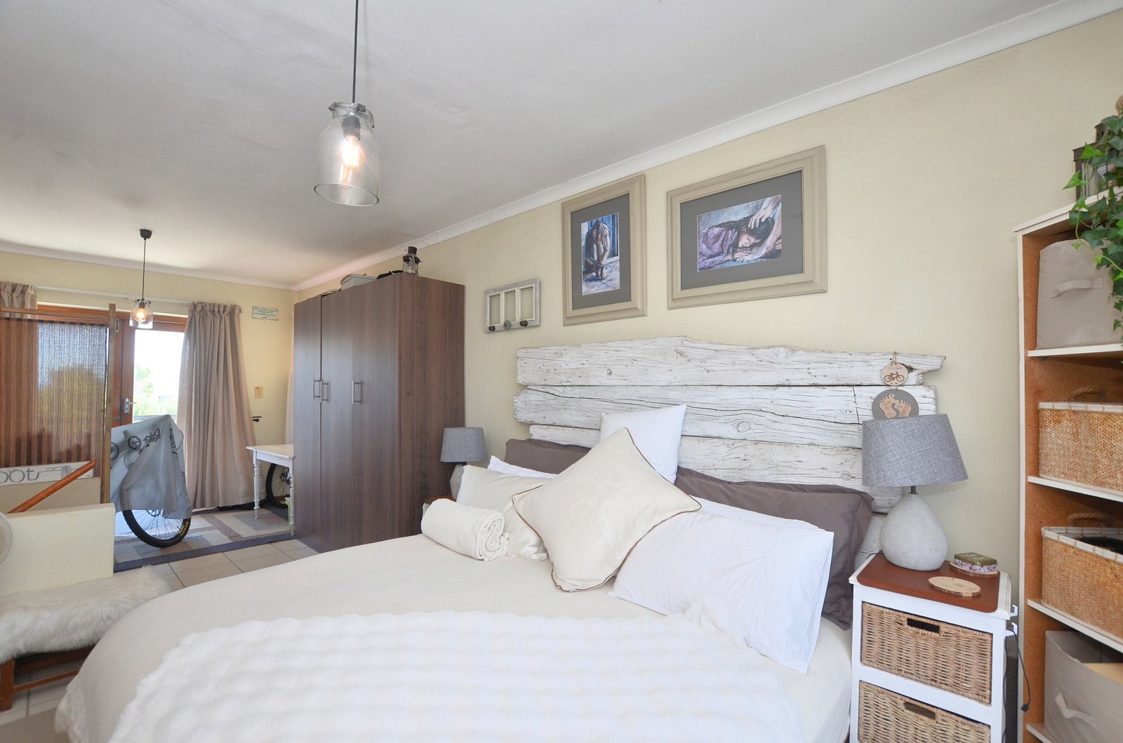 4 Bedroom Coastal Home for Sale in Yzerfontein Old Town - Walk to the Beach & Ocean Views image 14