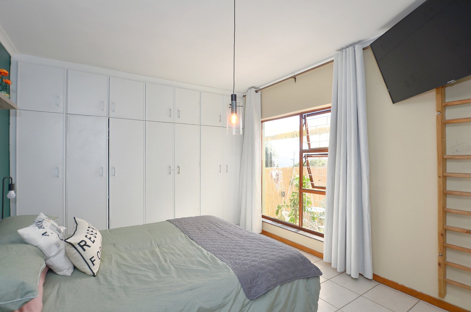 4 Bedroom Coastal Home for Sale in Yzerfontein Old Town - Walk to the Beach & Ocean Views image 16