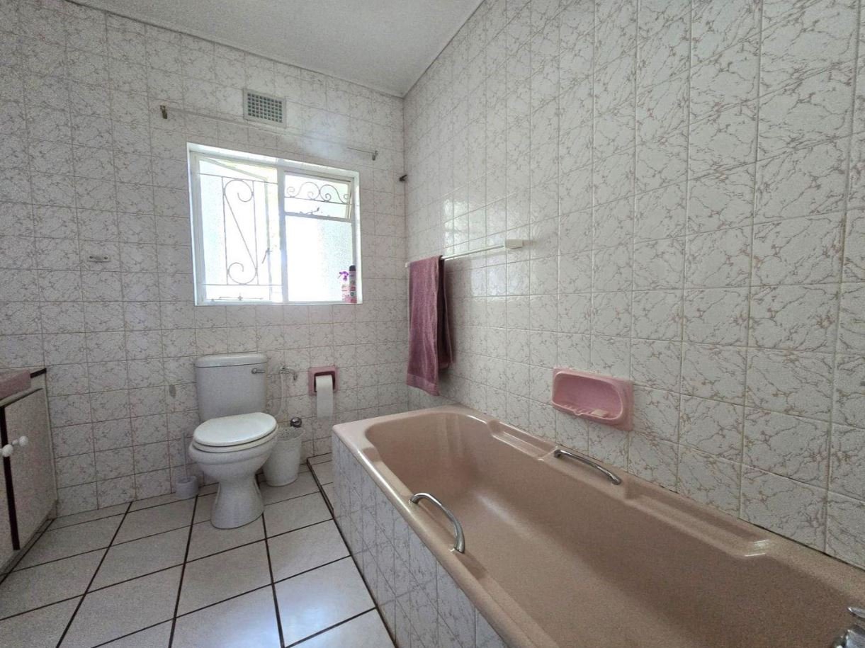 5 Bedroom Investment Property with Rental Income & Granny Flat Potential – Lemoenkloof image 12