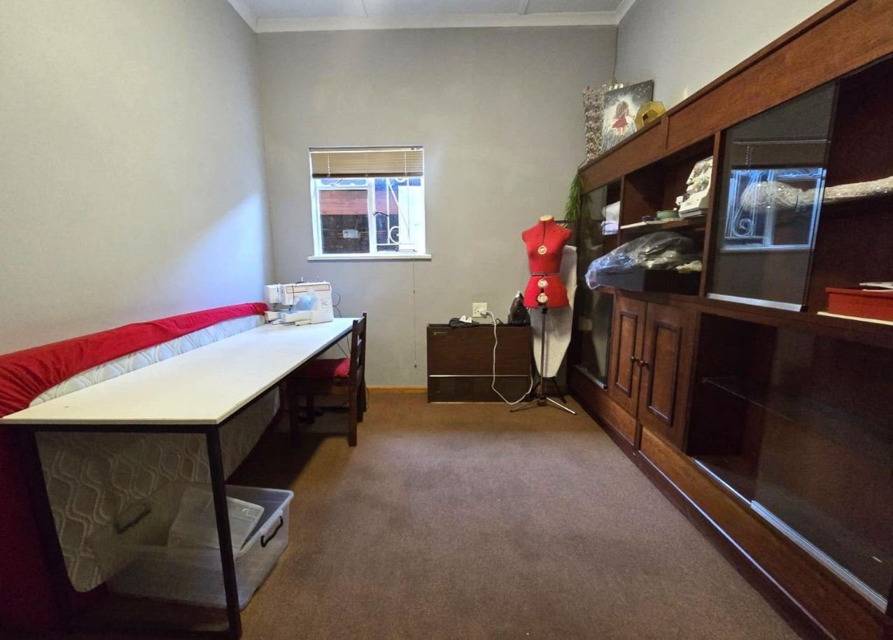 5 Bedroom Investment Property with Rental Income & Granny Flat Potential – Lemoenkloof image 17