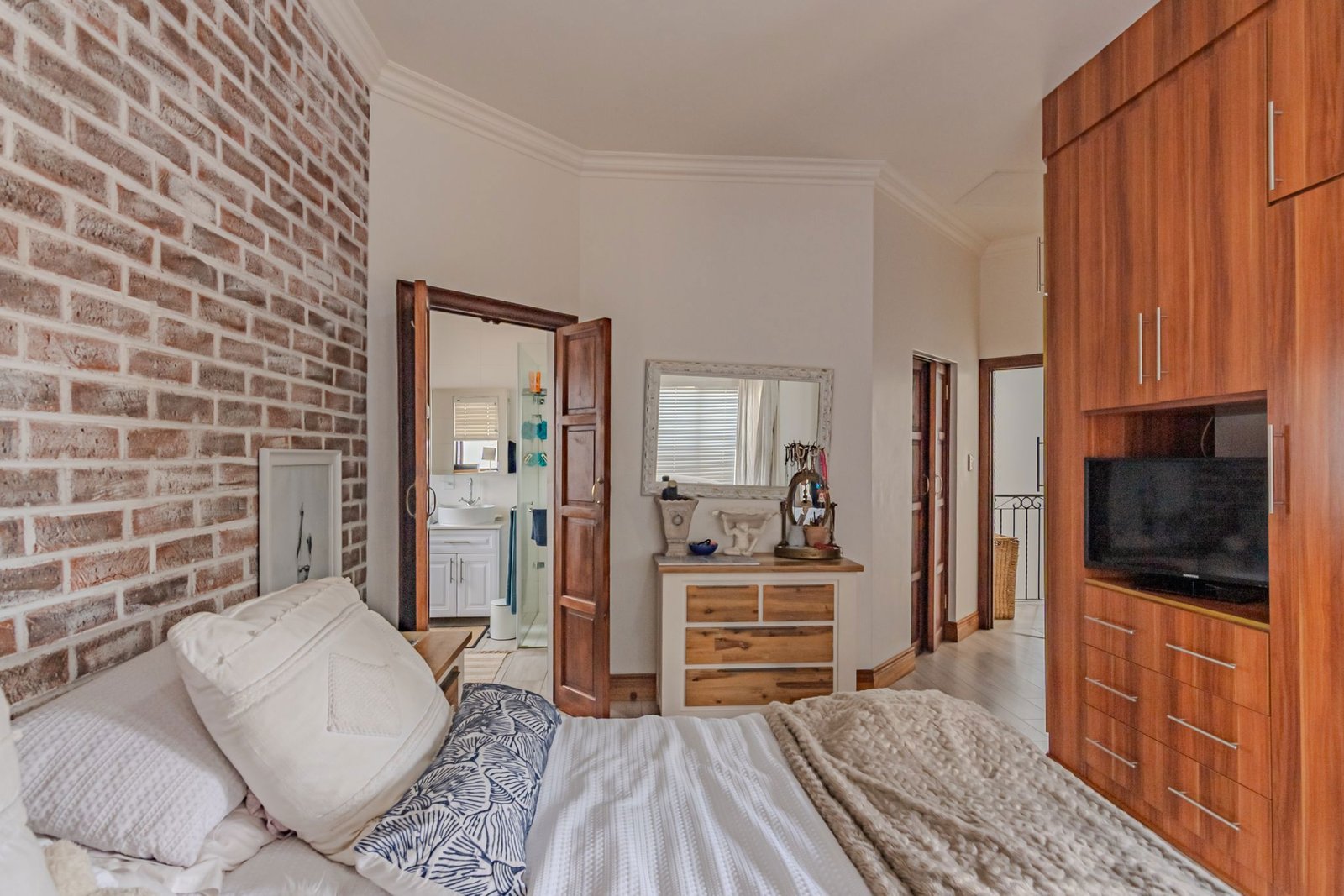 5 Bedroom House for Sale in Blue Valley Golf & Country Estate | Golf Estate Luxury image 15