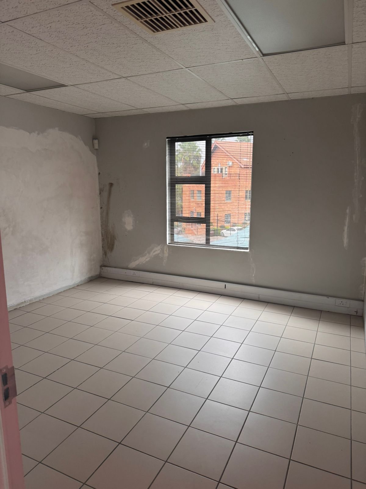 140m² Office Space to Rent in Fourways - Hammets Crossing Office Park - 5 Private Offices image 6