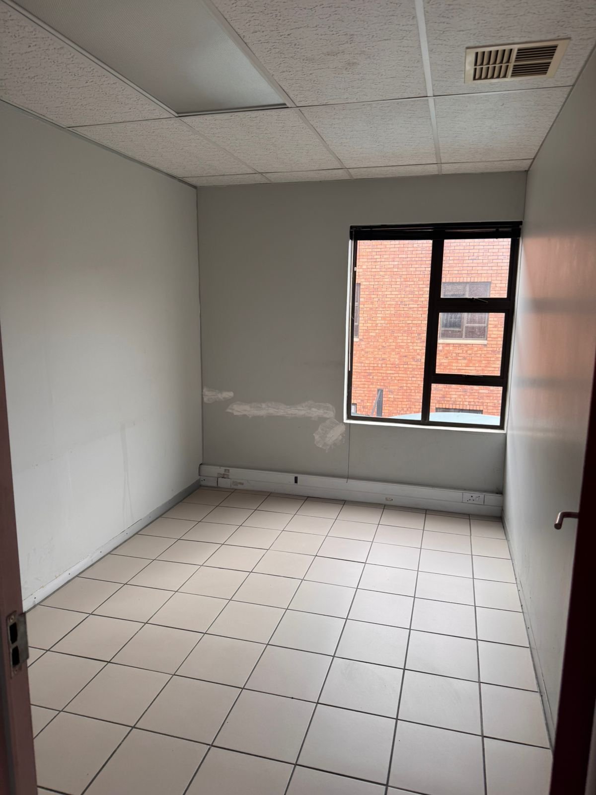 140m² Office Space to Rent in Fourways - Hammets Crossing Office Park - 5 Private Offices image 7