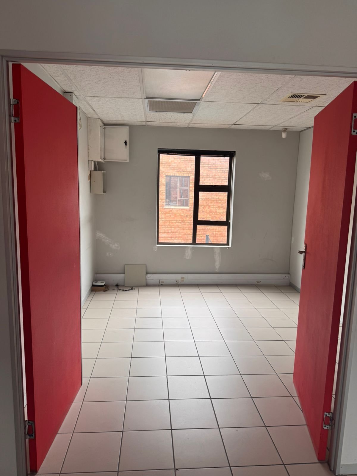 140m² Office Space to Rent in Fourways - Hammets Crossing Office Park - 5 Private Offices image 9