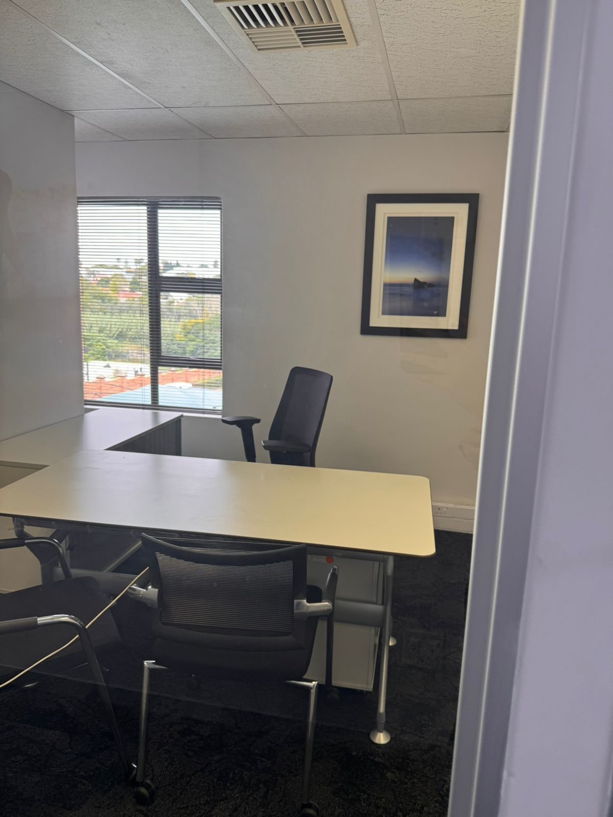 207m² Office Space to Let in Hammets Crossing Office Park, Fourways image 11