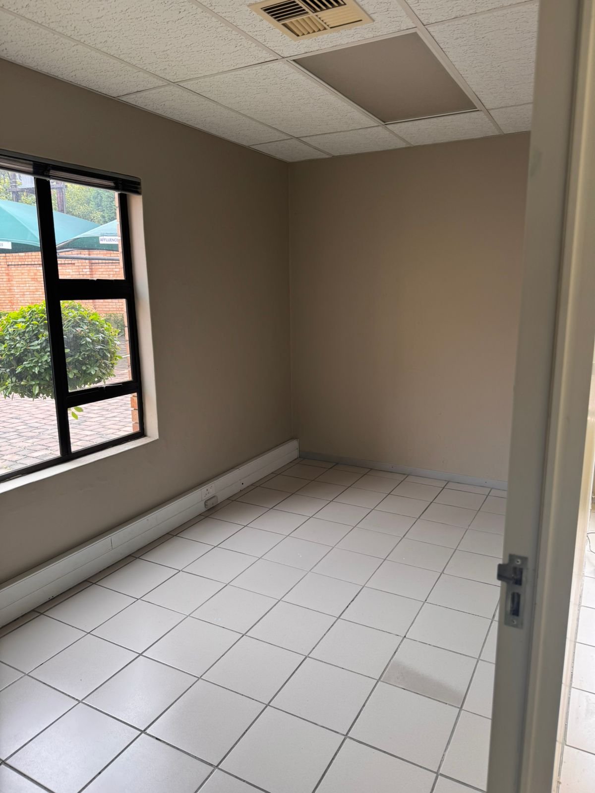 Office Space to Rent in Fourways - Hammets Crossing Office Park - Reception, 5 Offices & Boardroom image 10