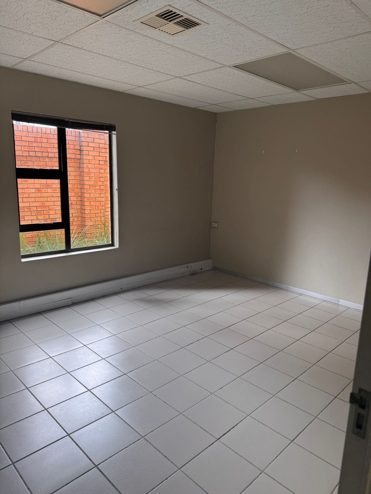 Office Space to Let in Fourways - 172m² Ground Floor Offices at Hammets Crossing Office Park image 11