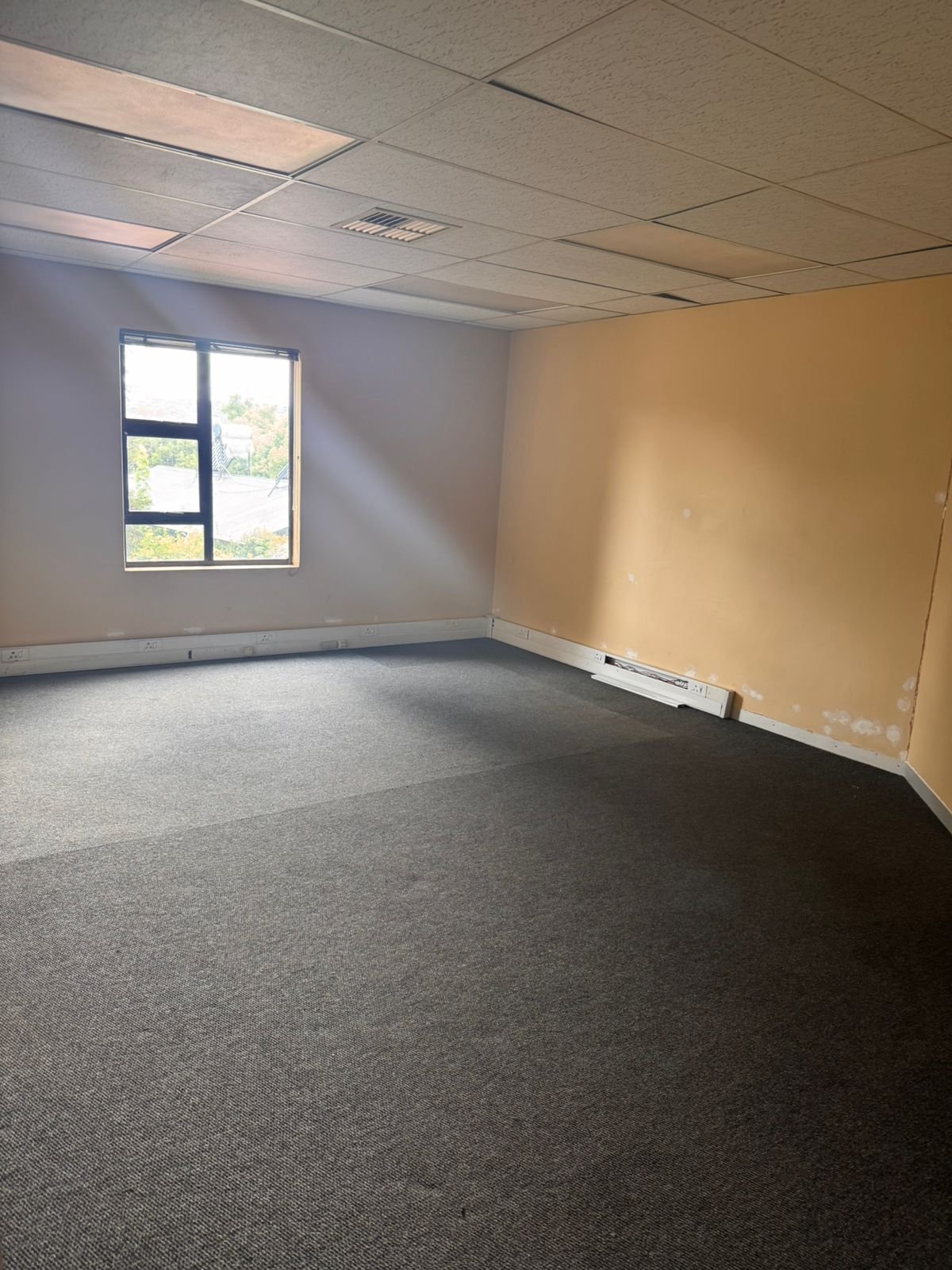 172m² First-Floor Office Space to Let in Fourways - Hammets Crossing Office Park