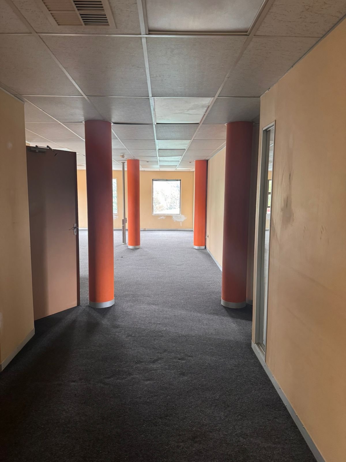 172m² First-Floor Office Space to Let in Fourways - Hammets Crossing Office Park