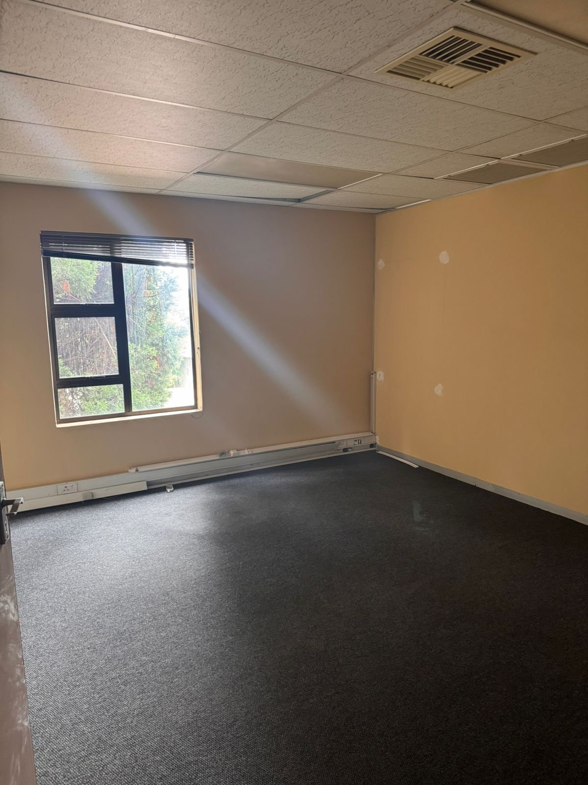 172m² First-Floor Office Space to Let in Fourways - Hammets Crossing Office Park