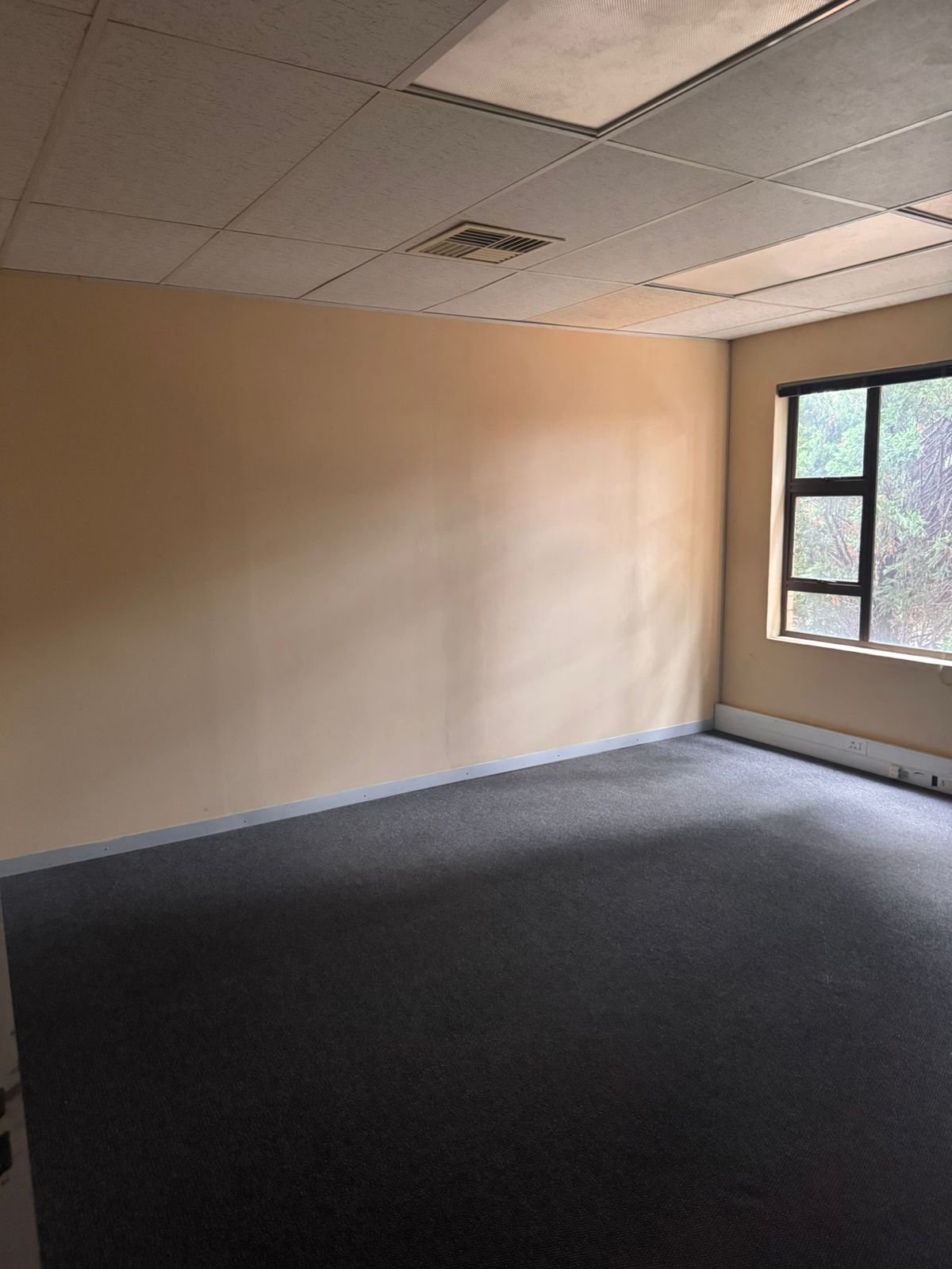 172m² First-Floor Office Space to Let in Fourways - Hammets Crossing Office Park image 8
