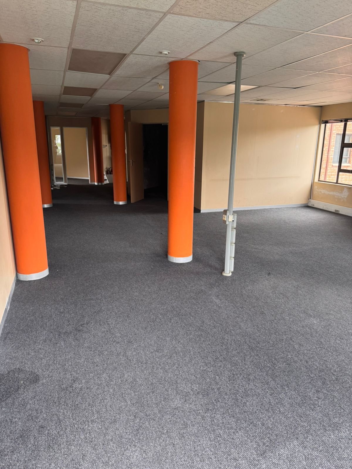 172m² First-Floor Office Space to Let in Fourways - Hammets Crossing Office Park image 11