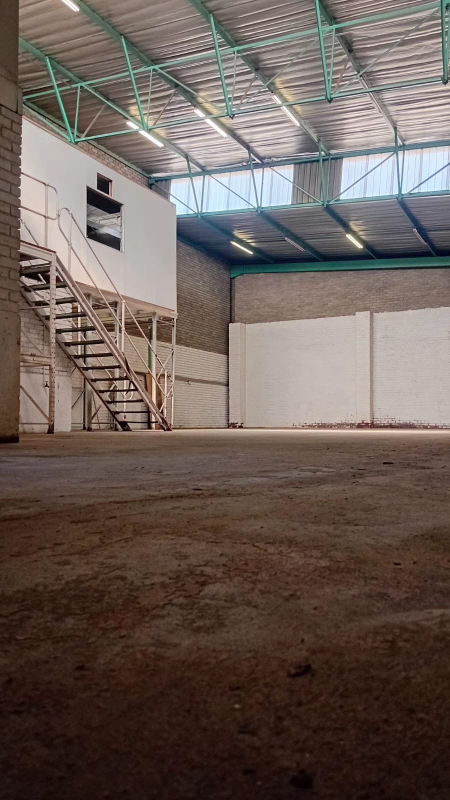 hb2 – 262m² Factory Engineering Space to Let image 9
