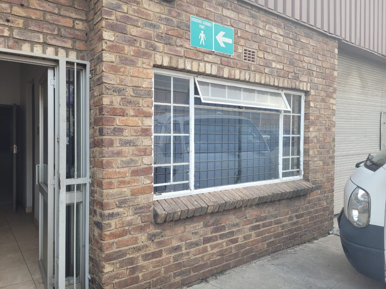 BA4 – 393m² - Distribution/Engineering Space to Let