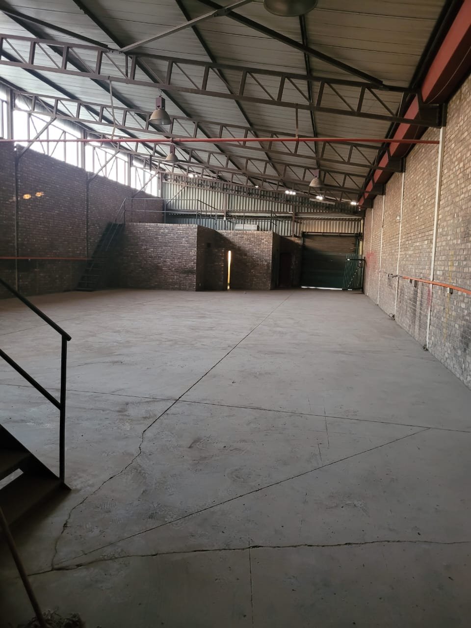 BA4 – 393m² - Distribution/Engineering Space to Let