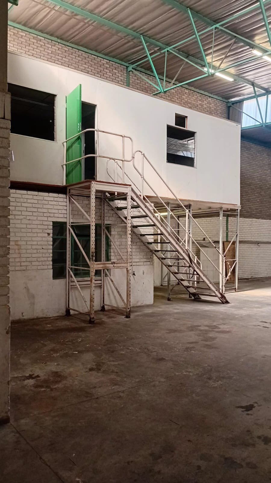 HB2 – 262m² Factory Engineering Space to Let image 7
